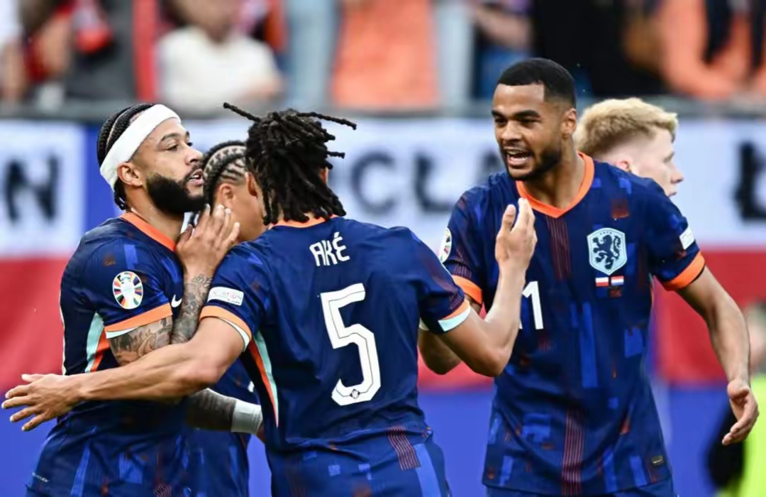 荷兰足球甲级联赛赛场风云变幻