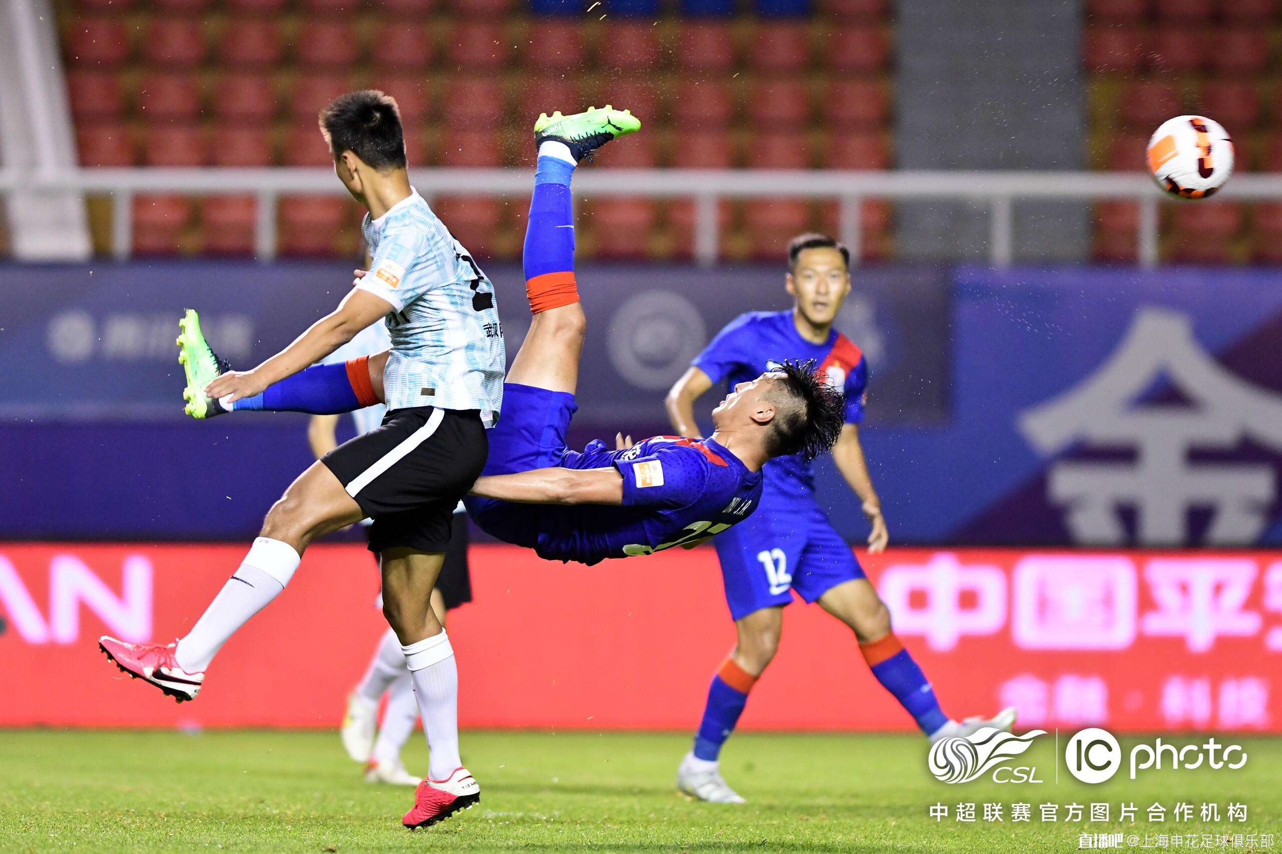 球技精湛！比赛中展现出的高超技术令人惊叹