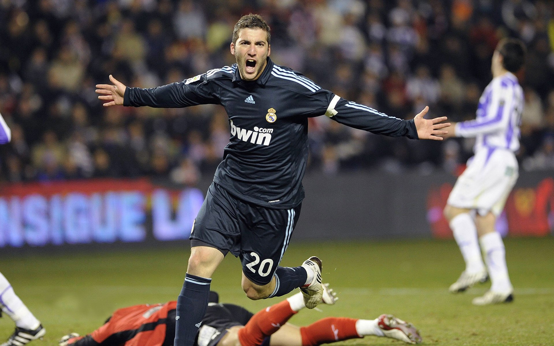 赛道风云，佩雷兹火热状态助法拉利轻取阿斯顿马丁